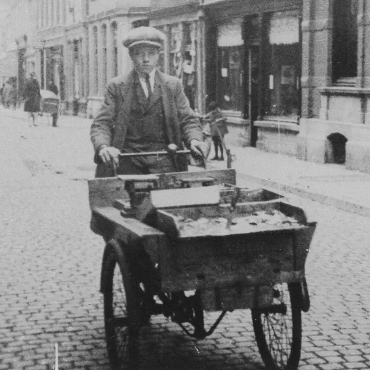 Opa Cornelis van Oosten met zijn handkar in een Delftse straat