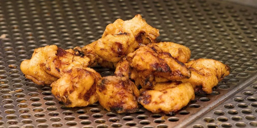 Vers gebakken kibbeling op het rooster