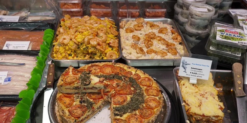 De toonbank met quiche, paella en ovenschotels uit eigen keuken