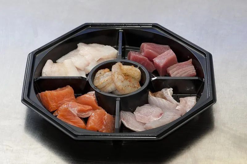 Visgourmetschotel met zalm, tonijn, garnalen en witvis