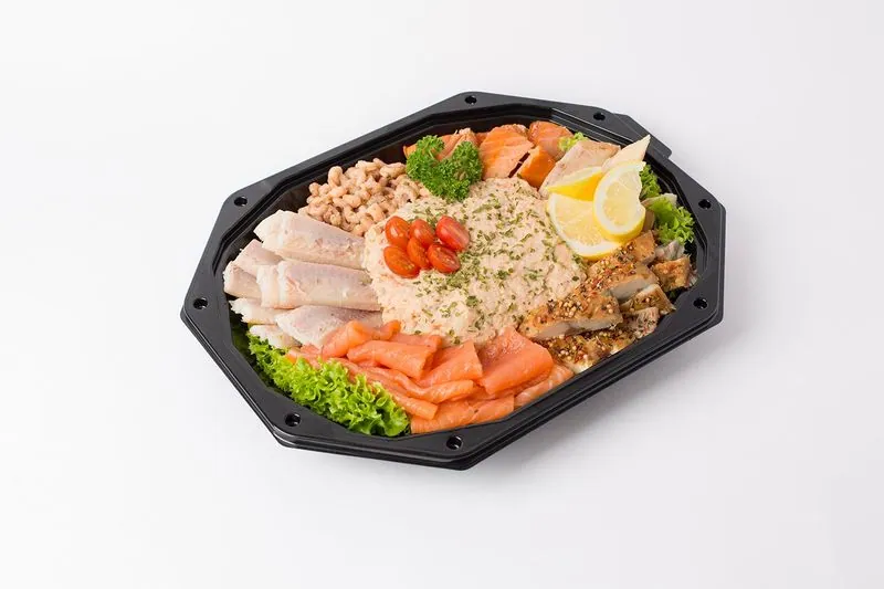 Een luxe opgemaakte visschotel met zalm, paling, makreel en garnalen