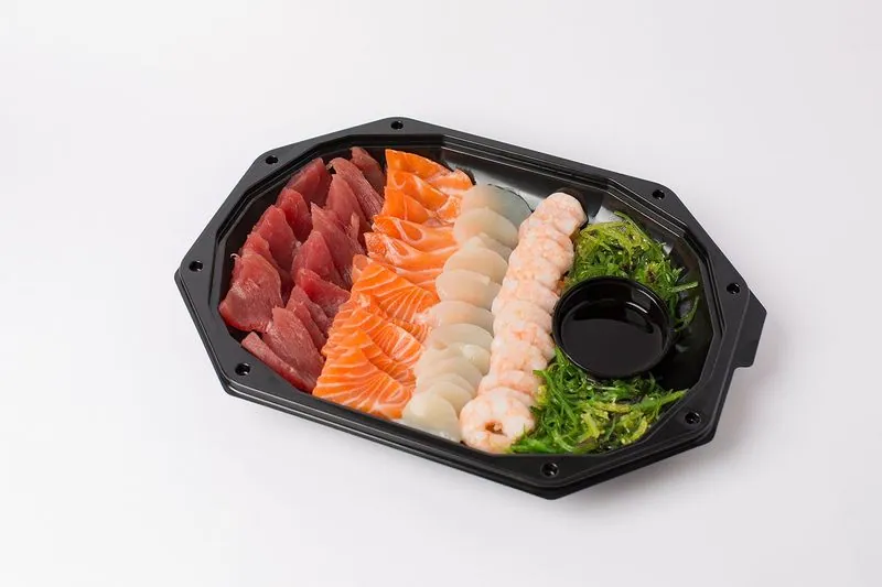 Sashimischotel met tonijn, zalm, coquilles, garnalen en wakame