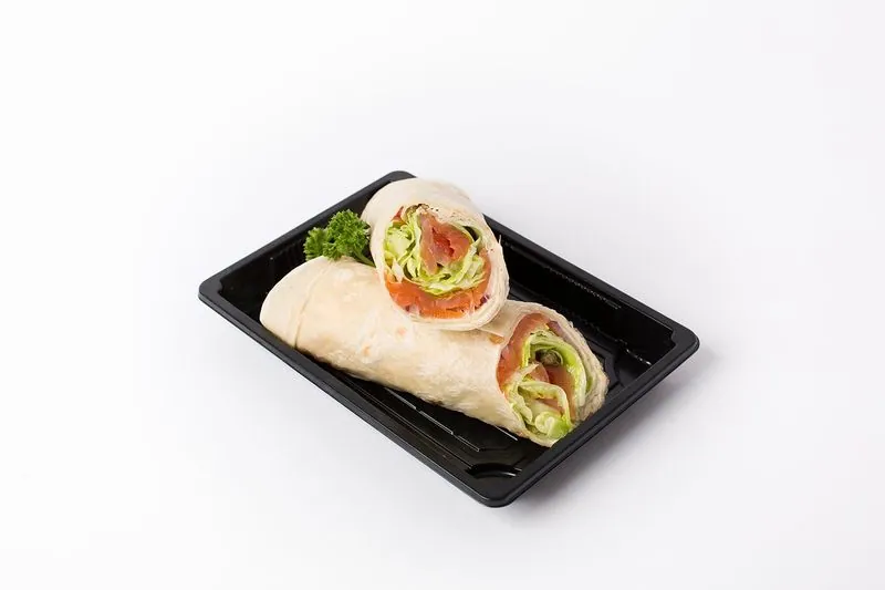 Zalmwraps met gerookte zalm in een zwart bakje
