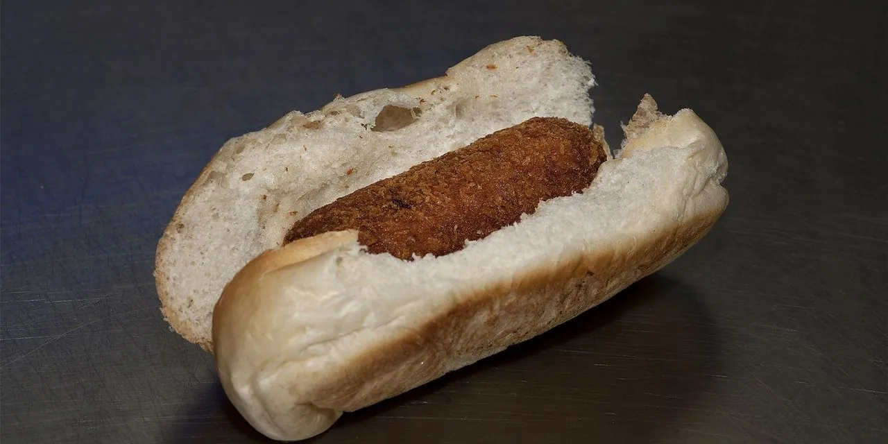 Broodje garnalenkroket op donker staal