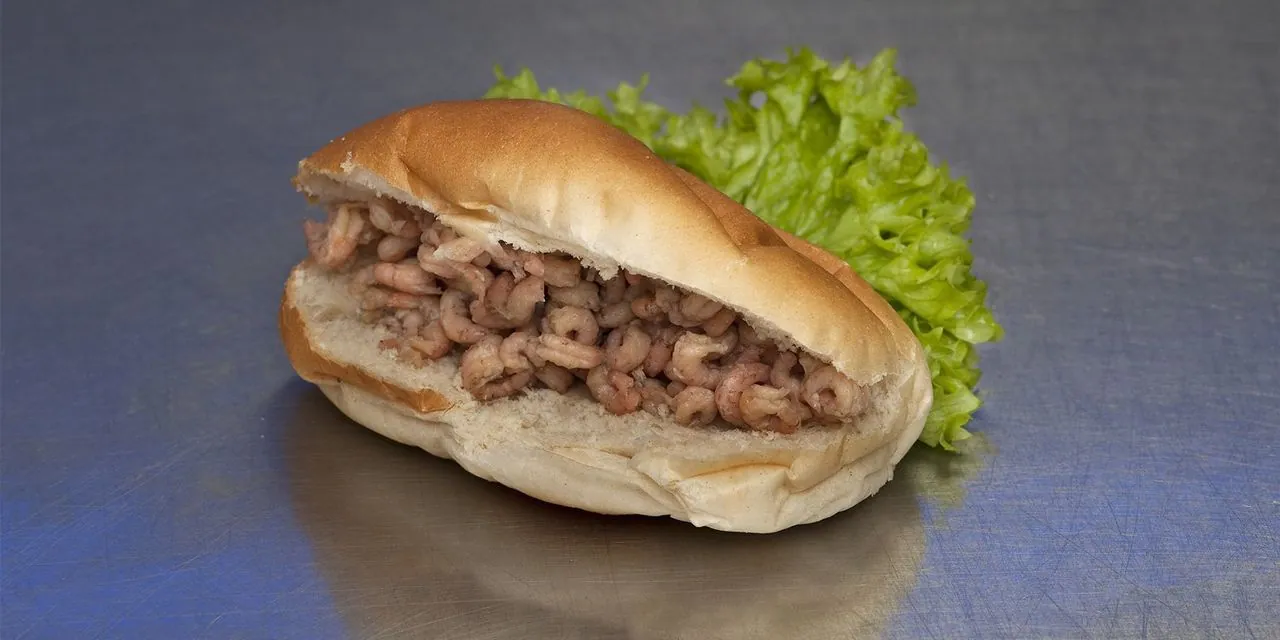 Broodje Hollandse garnalen op donker staal