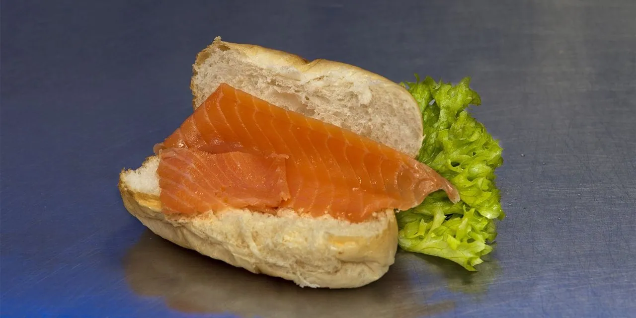 Broodje Schotse zalm op donker staal