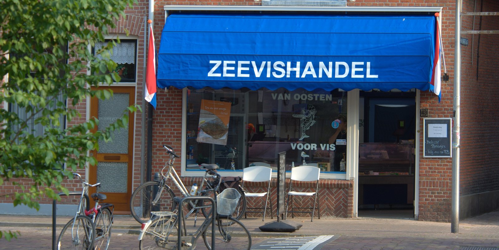 De winkel van Van Oosten aan de Buitenwatersloot 43 in Delft